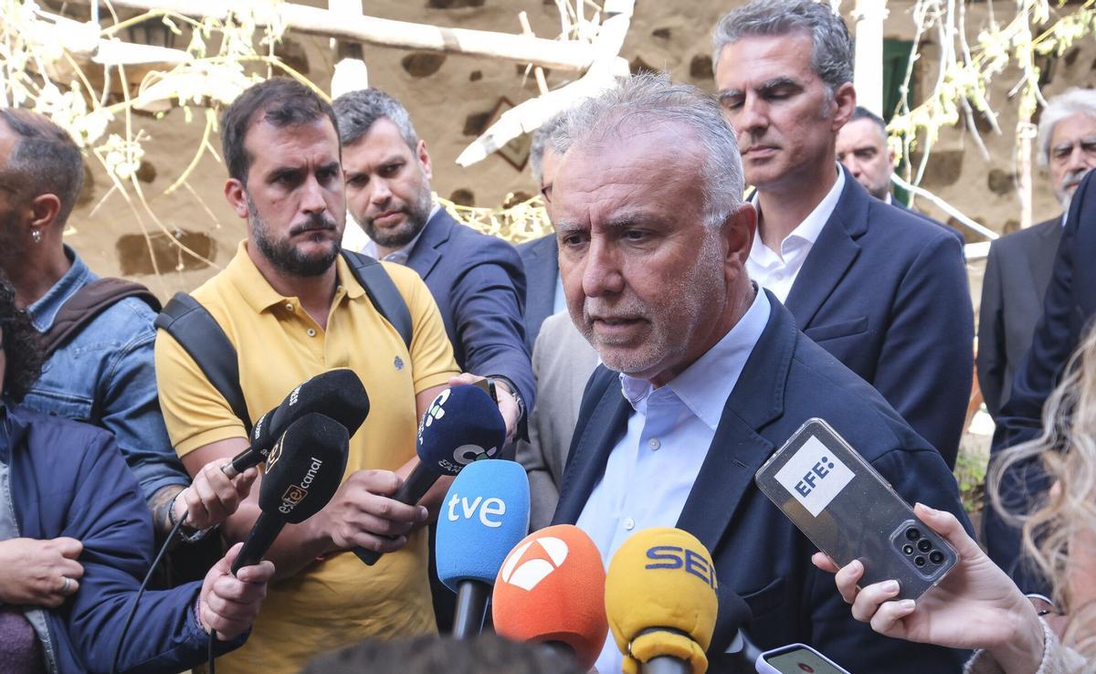 Ángel Víctor Torres visita el Cuartel de Colmenar, recientemente adquirido en Valsequillo