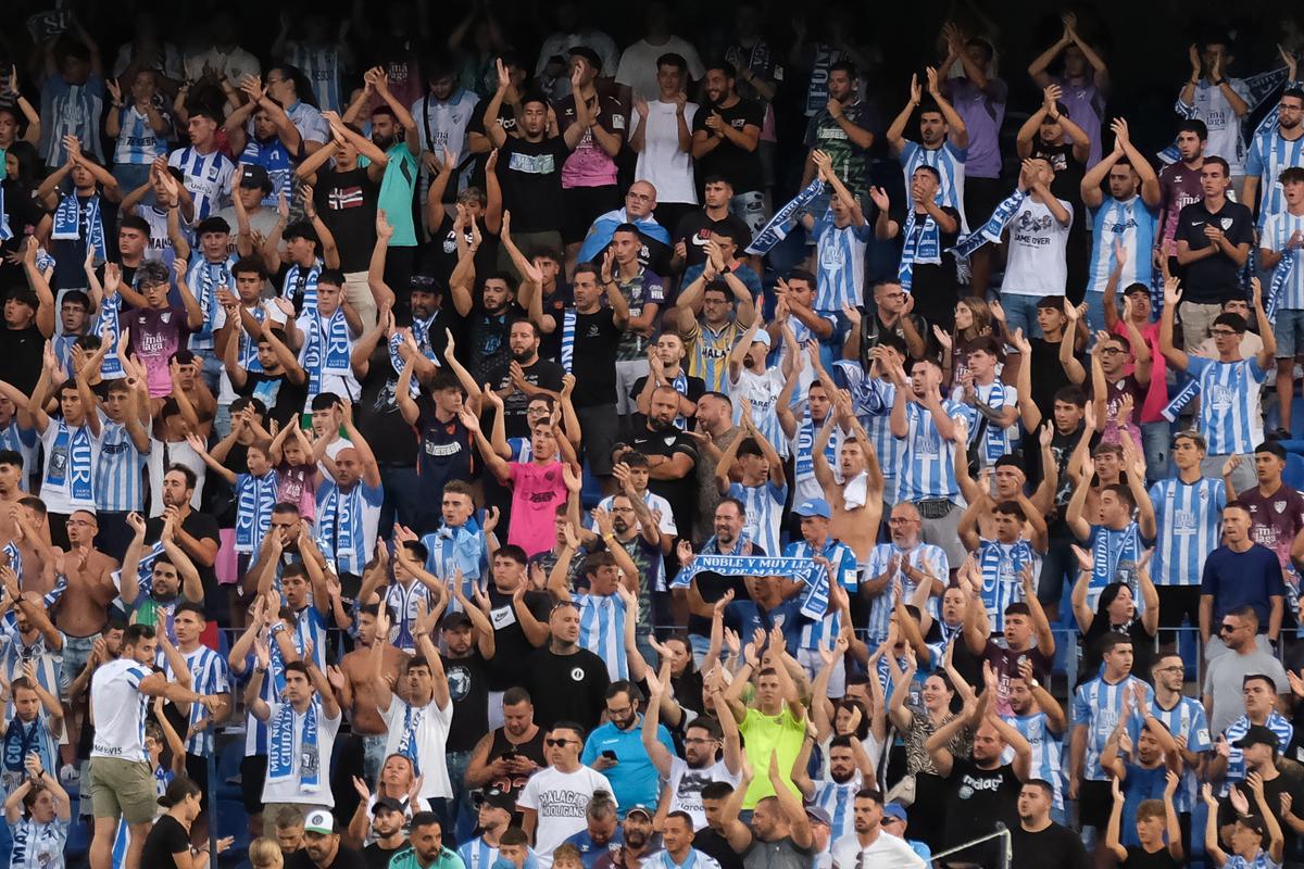 La afición del Málaga CF, durante el partido frente al Antequera.