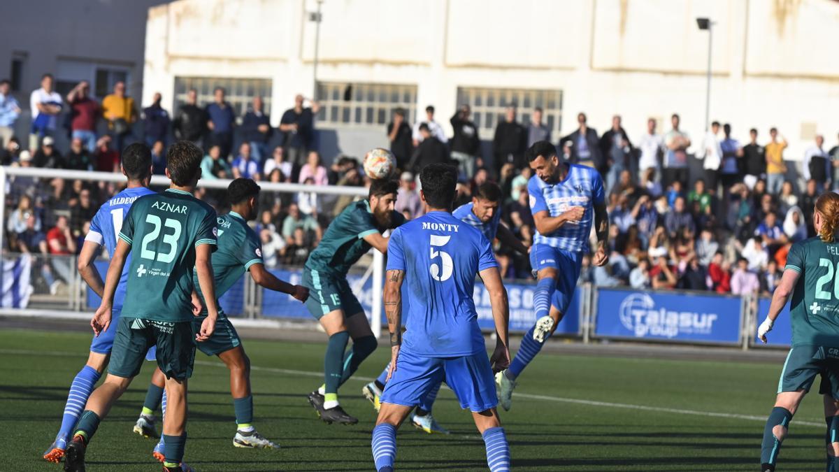 Una jugada del partido entre La Unión y Lorca Deportiva de la ida por el ascenso