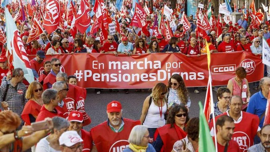 Un momento de la manifestación para reclamar pensiones dignas por las calles de Madrid.