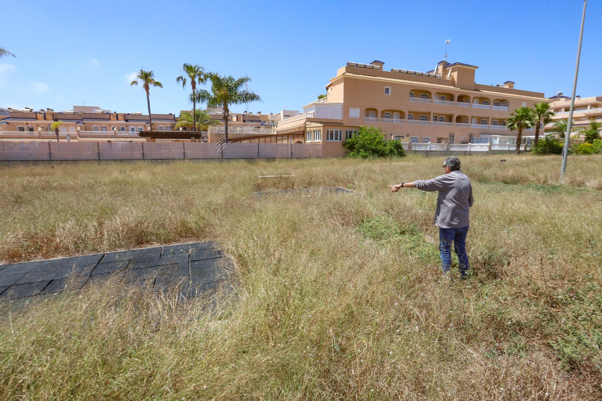 Parques en Orihuela Costa con deficiencias en el mantenimiento