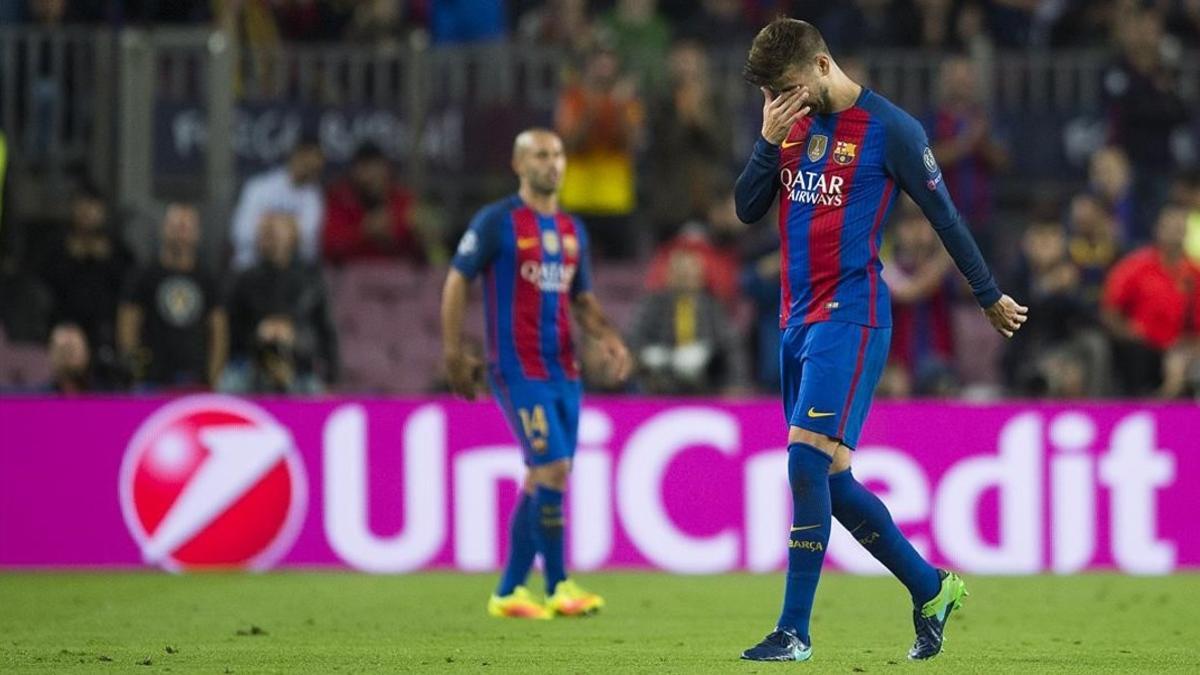 Piqué abandona lesionado el Camp Nou en el duelo con el City.