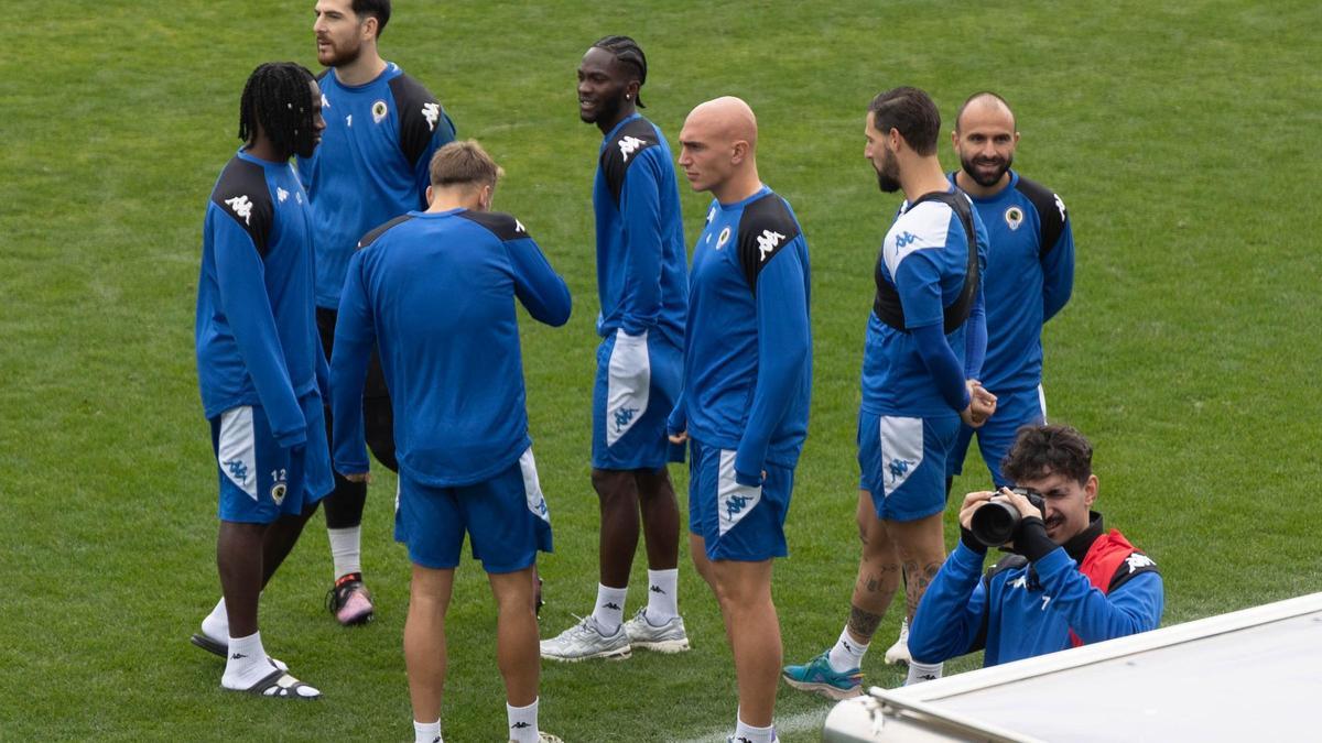 Javi Rentero, en el centro de la imagen, durante una sesión de entrenamiento en el José Rico Pérez.