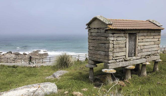 Hórreo de piedra en la costa de Arou