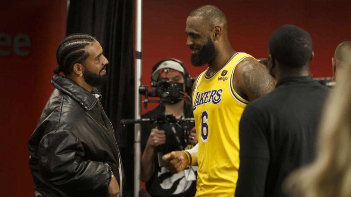 Drake charlando con Lebron James, jugador de Los Angeles Lakers