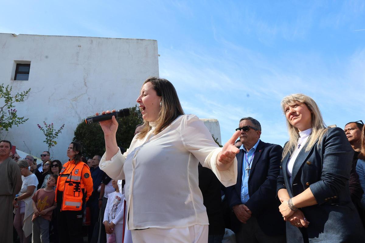 Verónica San Juan canta, junto a la saetera Toñi Ruiz.