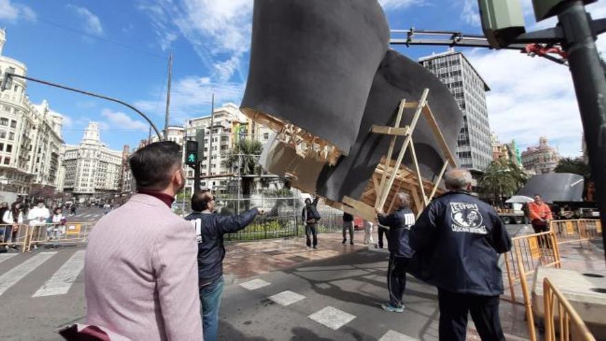 Descargan las piezas dañadas de la falla municipal en la plaza del Ayuntamiento