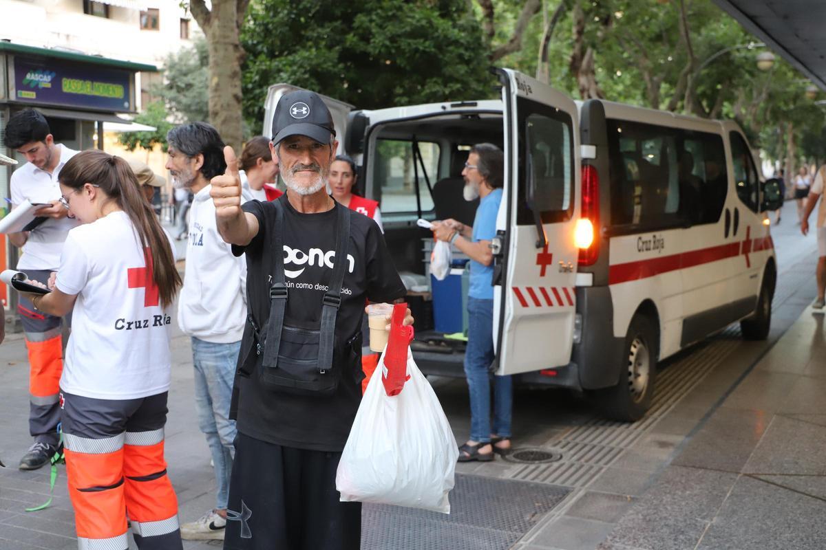 Un hombre posa sonriente tras ser atendido por Cruz Roja.
