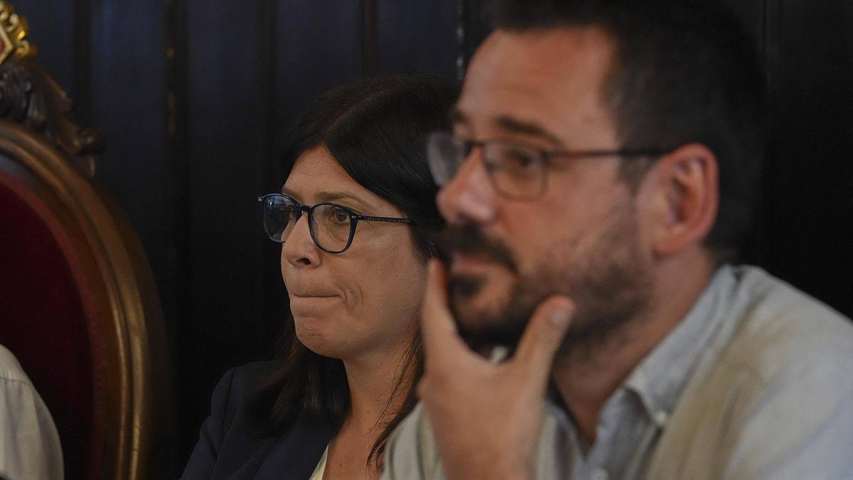 Lluc Salellas i Gemma Geis en el ple municipal d'aquest dilluns.