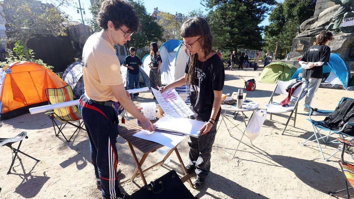 Las reacciones a la acampada de Pontevedra: de cafés y felicitaciones a gritos de «¡Id a trabajar!»