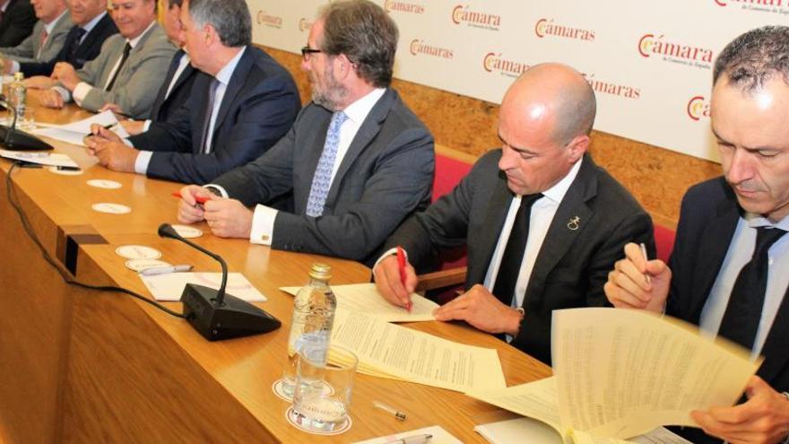 El director general de la Federación Asturiana de Empresarios, Alberto González, en primer término, durante el acto de constitución de la Plataforma Noroeste.