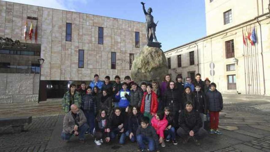 Los alumnos españoles que participan en el proyecto junto a la estatua de Viriato que se erige en la plaza del mismo nombre.