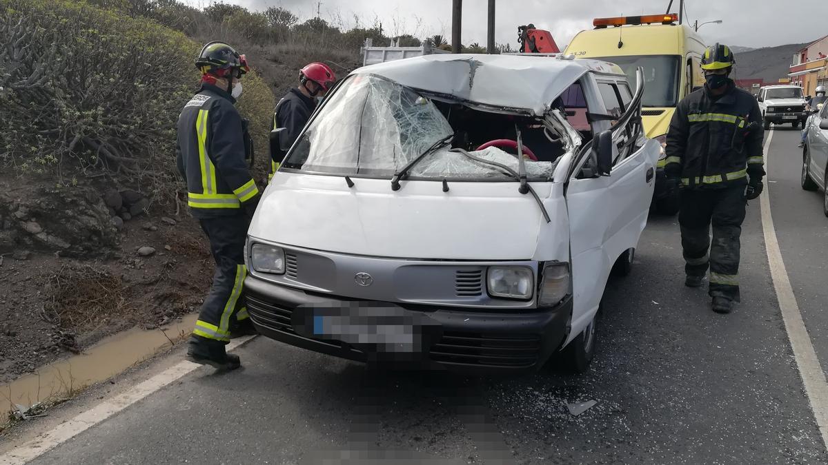 Choque entre dos vehículos en Tamaraceite