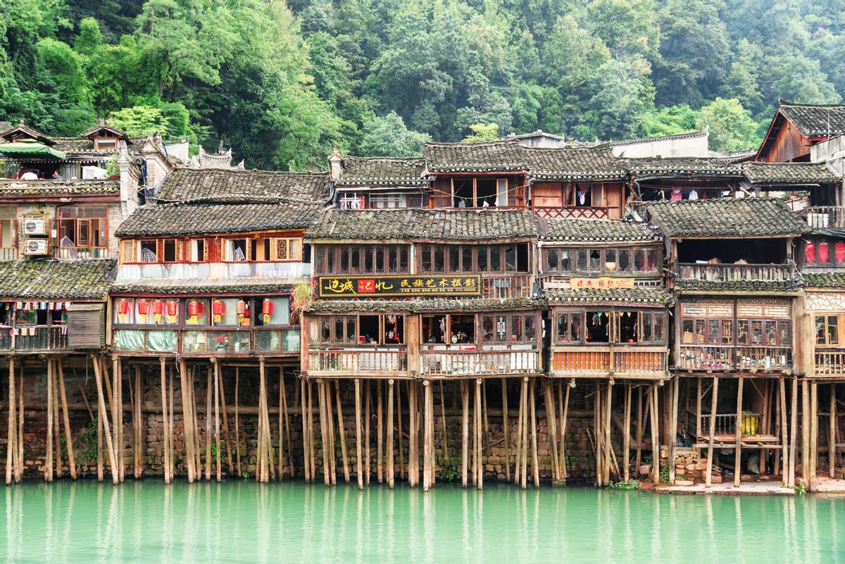 Fenghuang (que significa "Fénix") es una de las ciudades antiguas mejor conservadas de China. Ubicada en la provincia de Hunan, destaca por sus más de 300 años de historia, sus tradicionales casas de madera sobre pilotes (diaojiaolou) a orillas del río Tuojiang y su espectacular iluminación nocturna