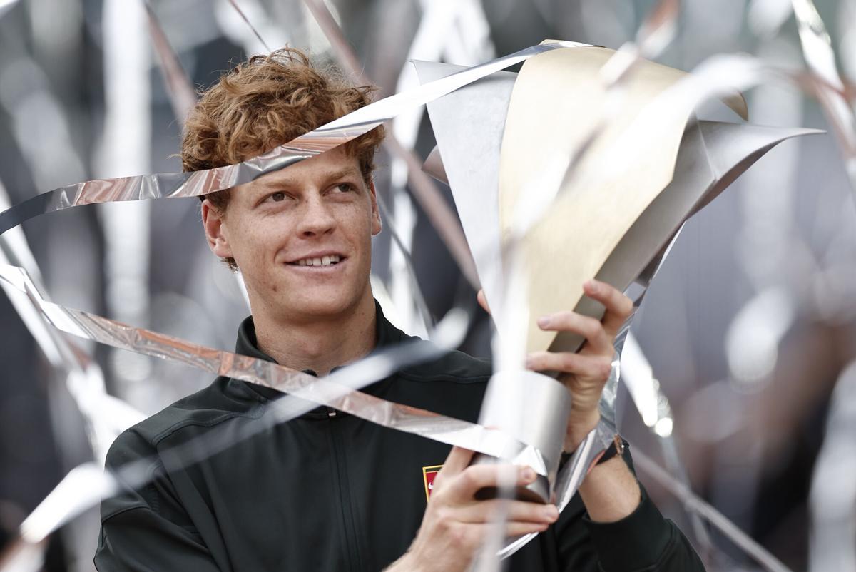 El tenista italiano Jannik Sinner celebra su victoria sobre el tenista alemán Alexander Zverev, durante el partido de la final individual masculino del torneo Mutua Madrid Open de tenis, este domingo en la Caja Mágica en Madrid.