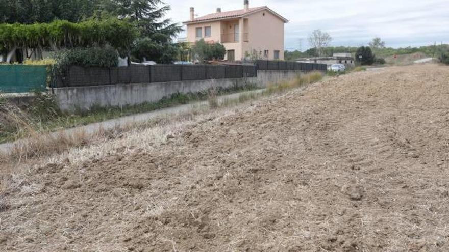 Els lladres acostumen a accedir a les cases camps a través; aprofiten que el sector pròxim al carrer Silvi Llobet està poc il·luminat.