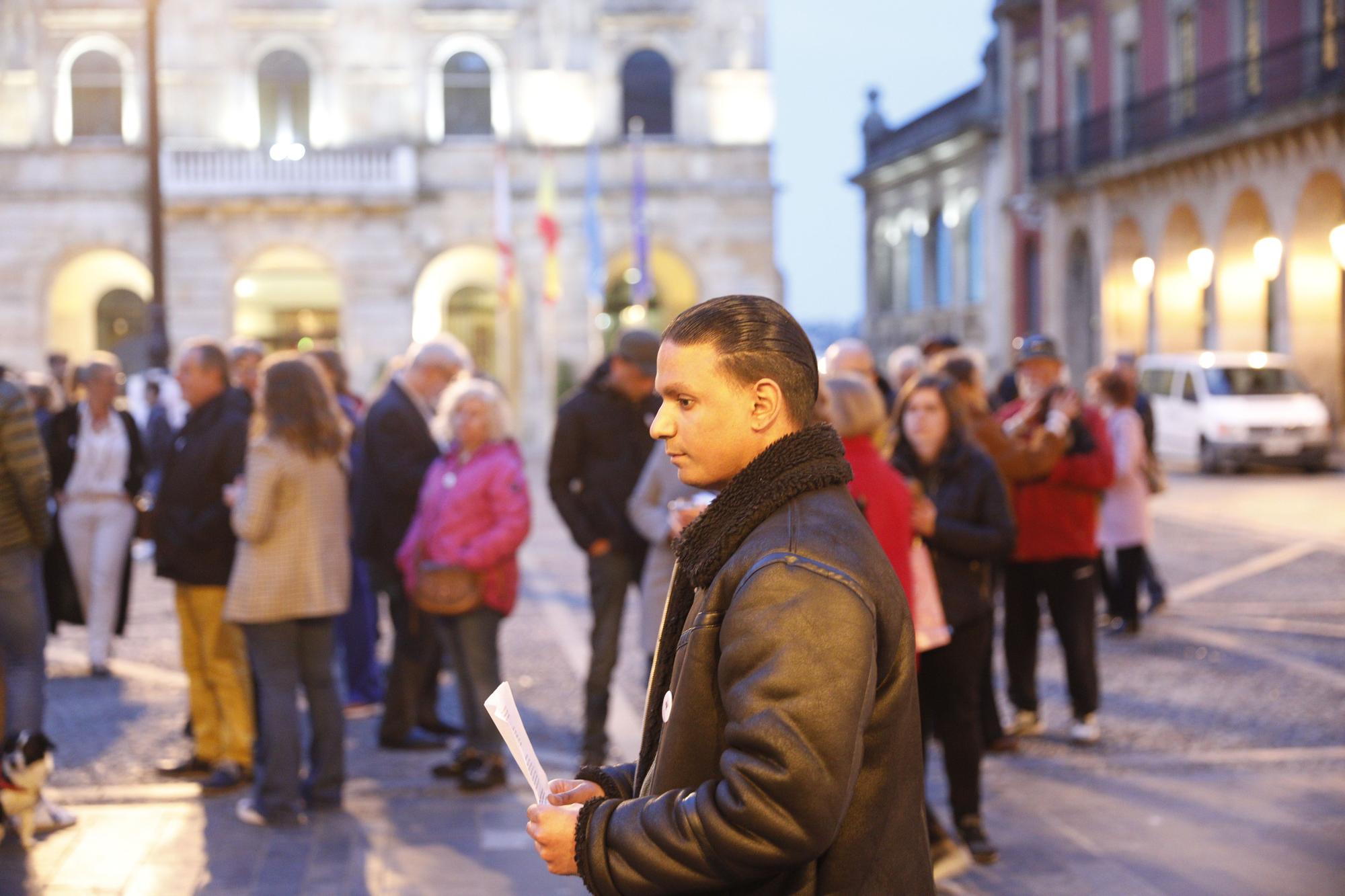 En imágenes: Así fue la cadena humana contra el racismo y la xenofobia que se organizó en Gijón