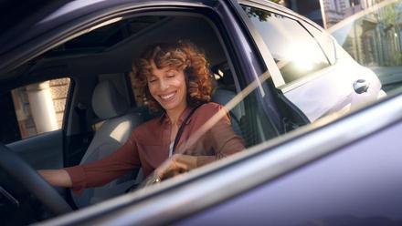 Mujer contenta en su Hyundai Kona