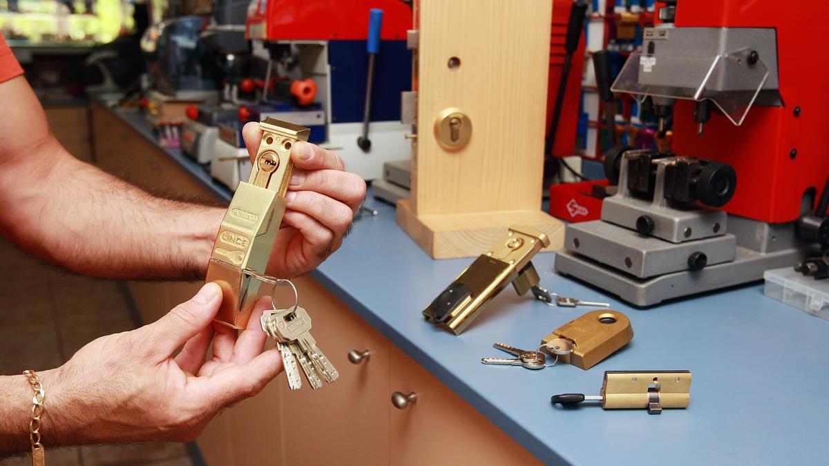 Un cerrojo para la puerta de una vivienda