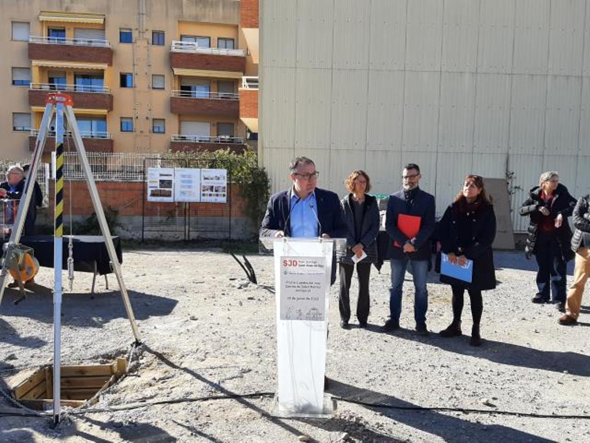 El alcalde de Vilanova i la Geltrú, José Luis Ruiz, durante el acto de colocación de la primera piedra del nuevo centro de salud mental