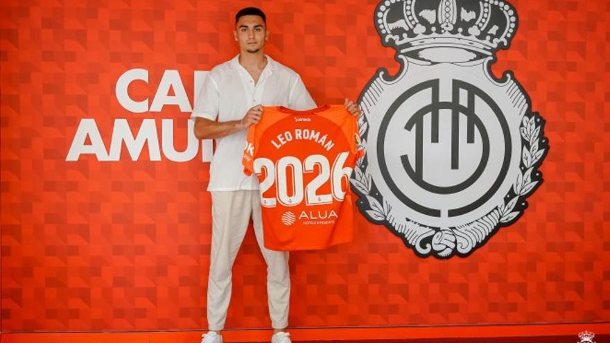 Leo Román posa con la camiseta que defenderá hasta 2026.