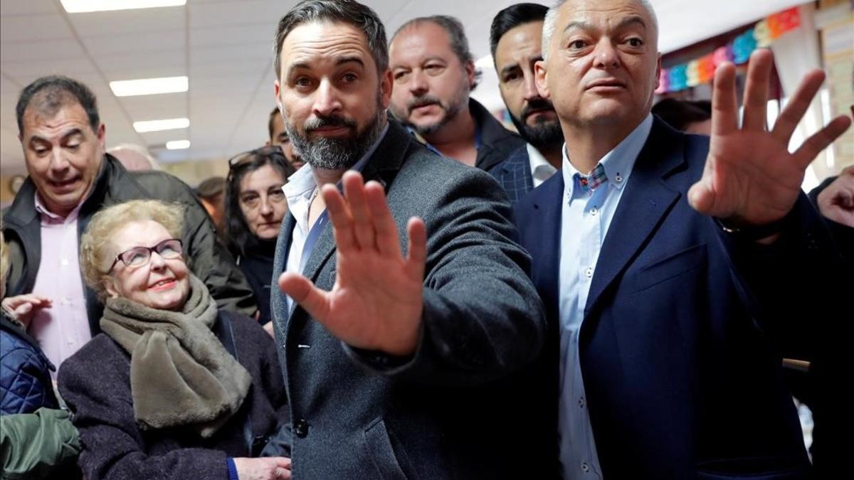 Santiago Abascal gesticula tras depositar su voto en Madrid