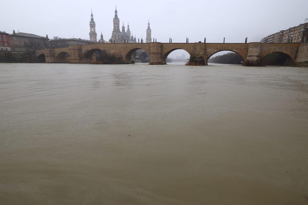 Así pasa el río Ebro por Zaragoza tras las lluvias de los últimos días.