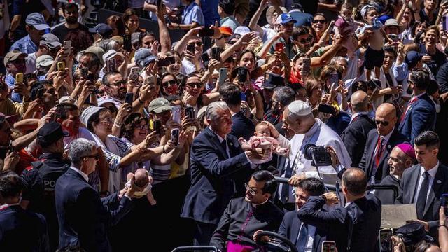 El Papa, a la seva arribada a la plaça de Santa Maria a Montserrat, ahir. | JORDI OTIX