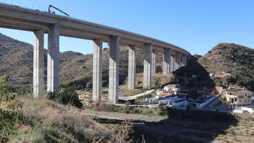 Vista del viaducto y algunas de las viviendas que hay bajo su influencia.