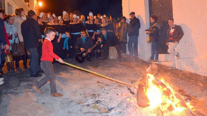 Maro inició con hogueras los festejos de San Antón