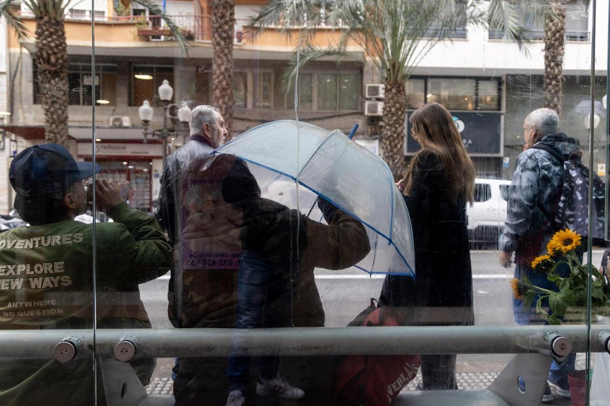 Los paraguas y los chubasqueros han vuelto este viernes a las calles de Alicante.