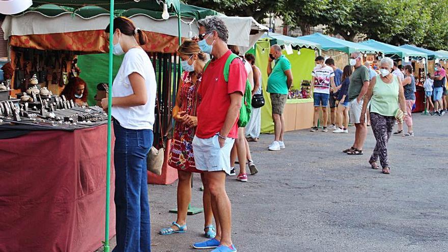 Ambiente en el mercado de artesanos en El Puente de Sanbabria, recuperado tras el año “en blanco” de 2020. | A. S.