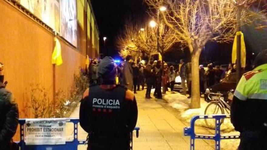 Mossos d&#039;Esquadra custodiant l&#039;entrada principal del poliesportiu; també n&#039;hi havia darrere i a l&#039;interior