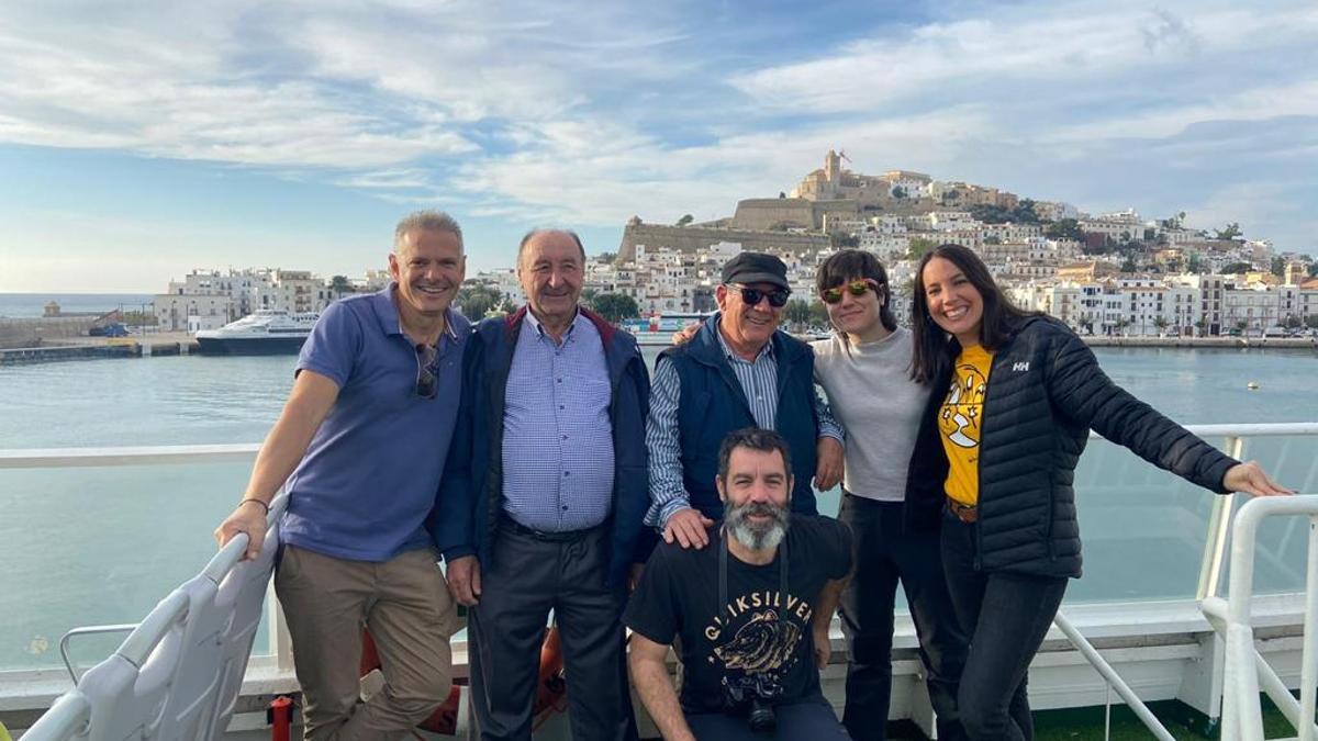 El equipo de 'Aquí la tierra' con algunos de los participantes de los reportajes que se grabaron en noviembre en Ibiza y Formentera.