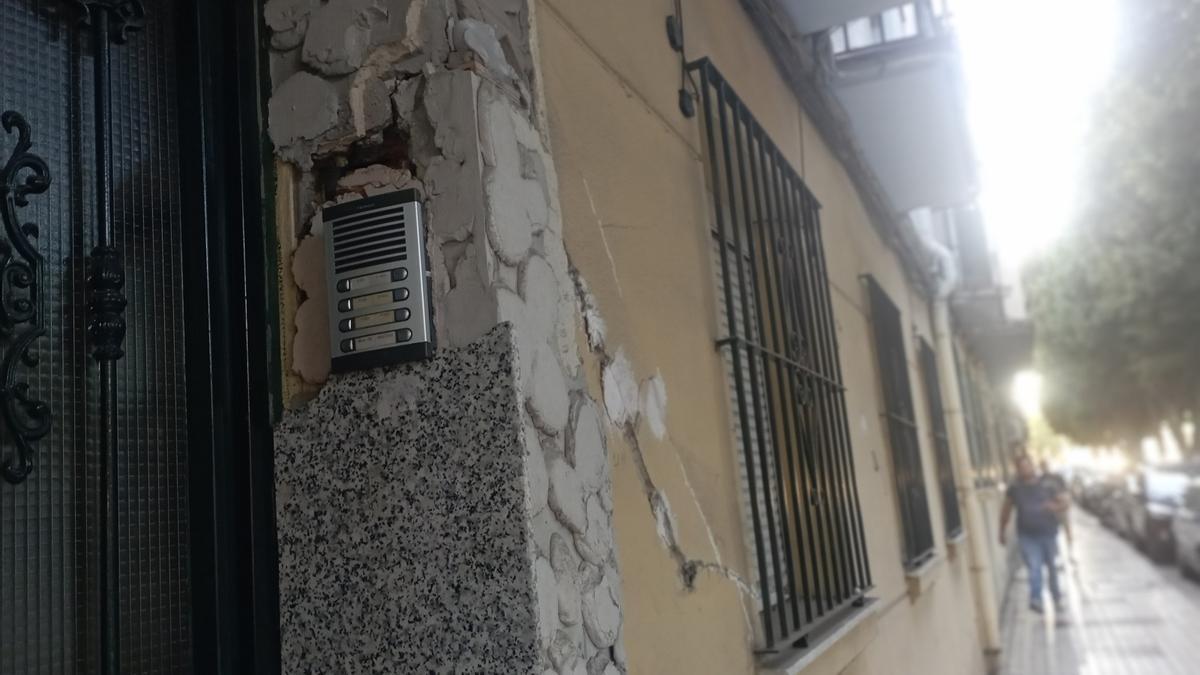 Grietas y desprendimientos en un bloque de Carranque, en la avenida de Andalucía.