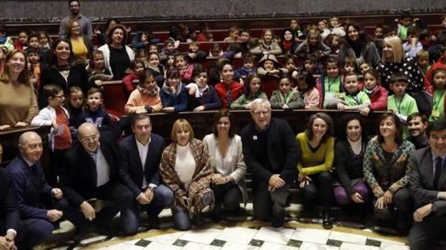 El hemiciclo del Ayuntamiento de València con los escolares y los representantes municipales.