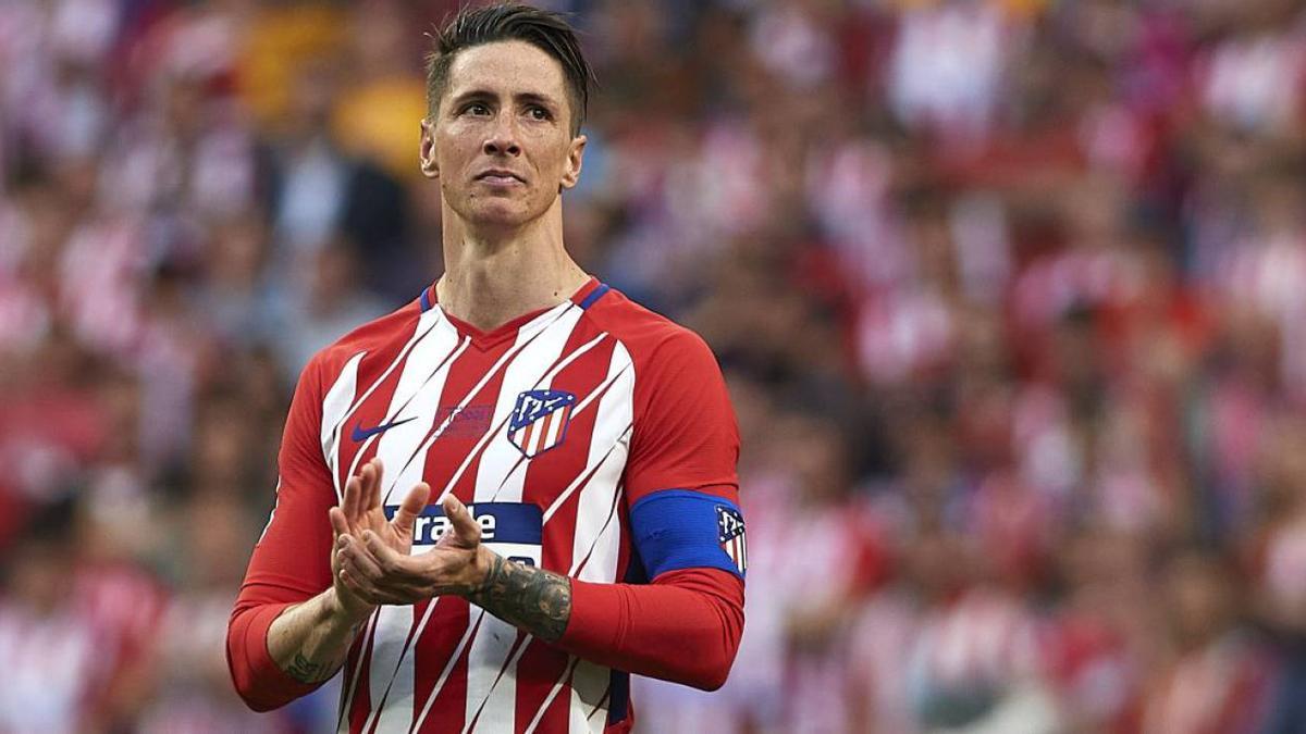 Fernando Torres aplaudiendo a la afición