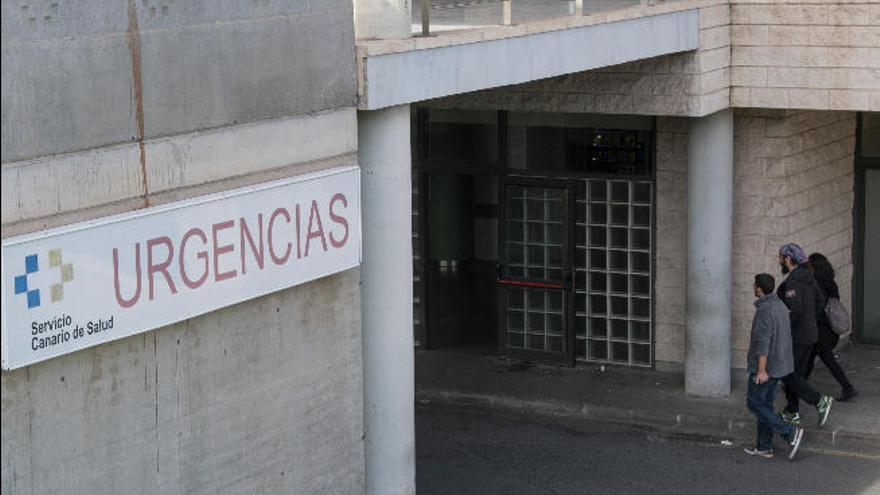 Acceso al servicio de urgencias del Hospital Doctor Negrín, el pasado diciembre.