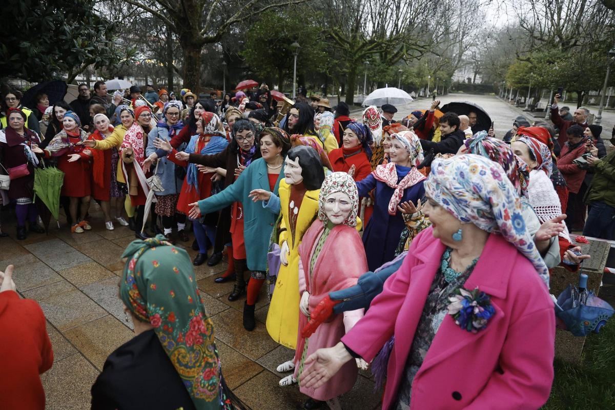 A comparsa de Maruxas e Coralias enche Compostela de cor