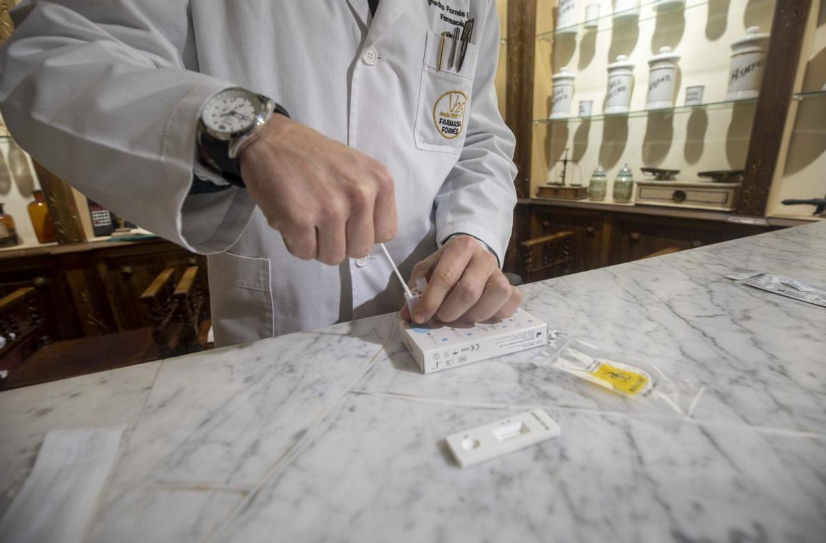 Las farmacias ya supervisaron los autotest en sus establecimientos para facilitar las bajas.