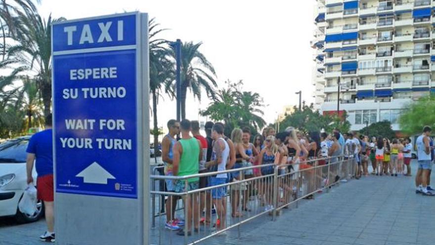 Más de 80 personas esperan en la parada del Passeig de ses Fonts, el pasado lunes por la tarde.