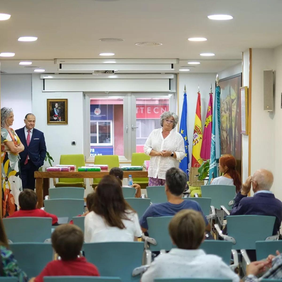Teresa López Hernández durante una charla en el Colegio de Veterinarios