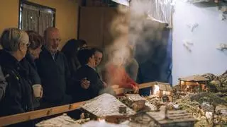 Éxito de público en la apertura del popular belén en movimiento que se puede visitar en un pequeño pueblo de Tineo: "La gente se va encantada"