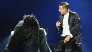  El cantante italiano Francesco Gabbani durante los ensayos del festival Eurovision 2017, con un bailarín disfrazado de gorila.