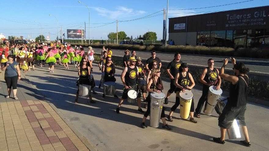 El grupo de batucada marca el ritmo del desfile del carnaval de verano de Morales.