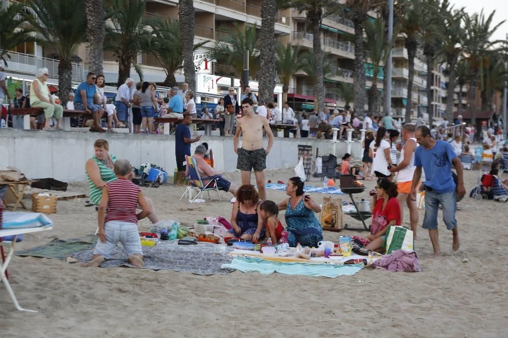 Noche de hogueras, baños, en las playas de la Vega Baja. En las imágenes grupos de amigos y familias en la playa del Cura de Torrevieja