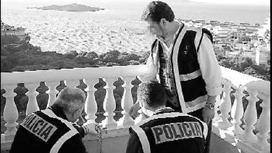 Cautiverio. Tres policías examinan una de las casas de Murcia en las que estuvo el secuestrado. La Opinión