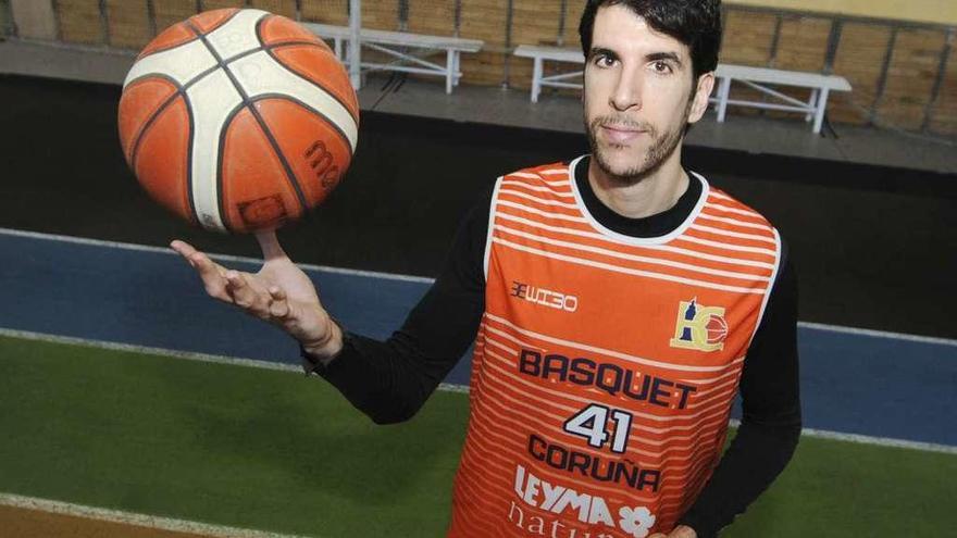 Sergio Olmos posa con un balón tras el entrenamiento de ayer en Riazor.