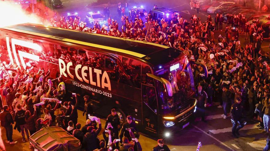 Imagen del recibimiento al autobús del Celta antes del partido ante el Villarreal. // FOTO: R. GROBAS