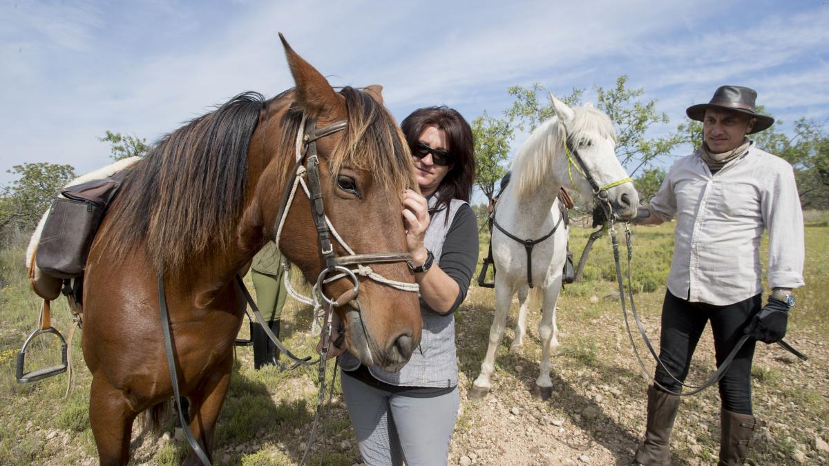 Maria José y Vicente en una de las paradas que se hacen en la ruta para disfrutar de las vistas. 